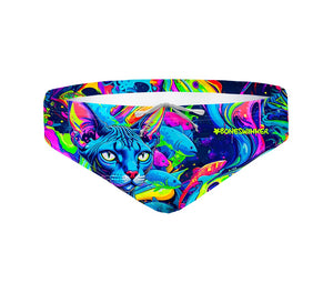Costume da allenamento nuoto in piscina Boneswimmer da uomo, modello slip H2OTTO MARGÔ con un gatto sphinx circondato di pesci che nuotano; vista frontale
