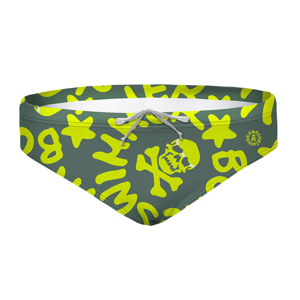 Costume taglio slip da bambino per allenamento nuoto in piscina Boneswimmer, modello H2OTTO 313H con grafica teschi e simboli giallo fluo su sfondo verde militare, fronte