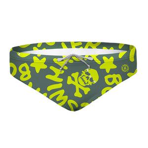 Costume taglio slip da bambino per allenamento nuoto in piscina Boneswimmer, modello H2OTTO 313H con grafica teschi e simboli giallo fluo su sfondo verde militare, fronte