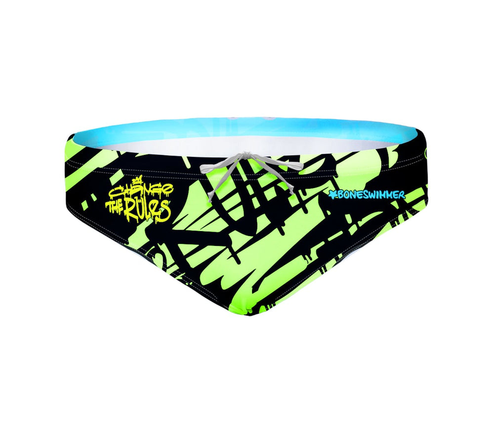 Costume da allenamento nuoto in piscina Boneswimmer da uomo e bambino, modello slip H2OTTO 382HF BAD con stampa graffiti neon verde e nero "Changes the Rules"; fronte