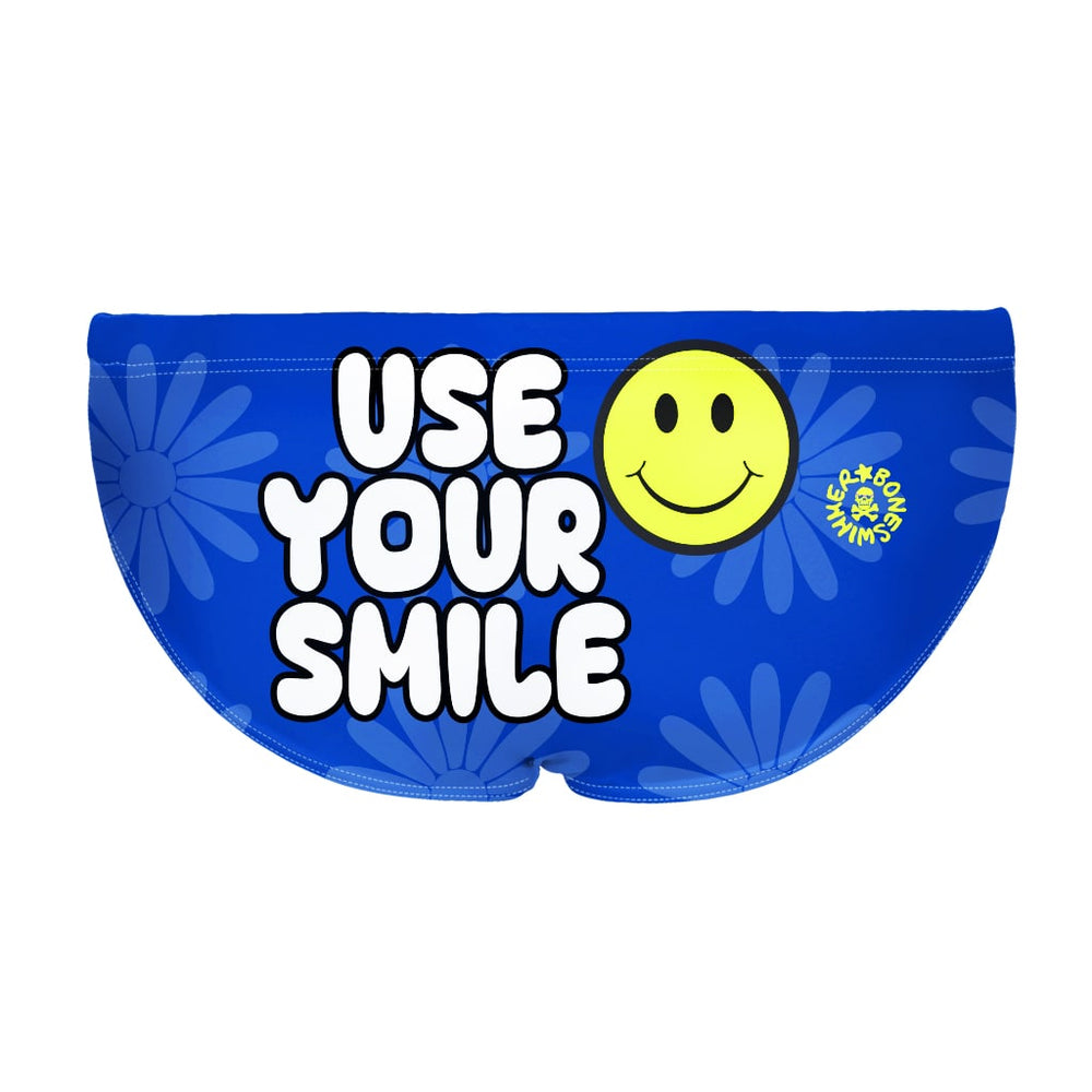 Costume da allenamento nuoto in piscina Boneswimmer da uomo, modello slip H2OTTO 383HF USE YOUR SMILE con scritta "USE YOUR SMILE" e faccina gialla su sfondo blu a fiori; retro