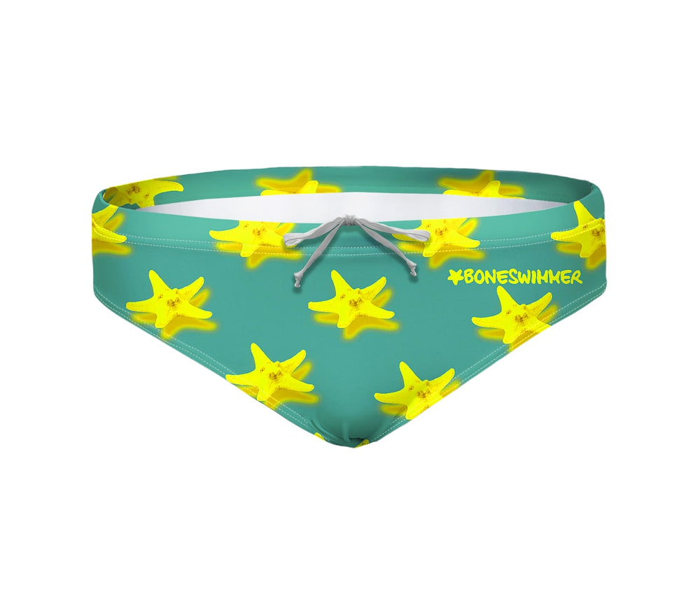 Costume da allenamento nuoto in piscina Boneswimmer da uomo e bambino, modello slip H2OTTO 384HF STELLE MARINE con grafica stelle marine gialle su sfondo turchese; fronte