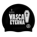 Cuffia da piscina in silicone spessorato, modello ETERNA, in collaborazione con Taffo, con base colore nero e illustrazione di una bara bianca e scritta VASCA ETERNA