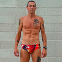 Un modello mostra il fronte del costume  slip da allenamento in piscina Boneswimmer H2OTTO SAMURAI con un guerriero giapponese in un contesto dai colori rossi e autunnali