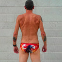 Un modello mostra il retro del costume  slip da allenamento in piscina Boneswimmer H2OTTO SAMURAI con un guerriero giapponese in un contesto dai colori rossi e autunnali