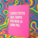 La copertina del quaderno A5 di Boneswimmer ideale come regalo o gadget per gli appassionati del brand; sulla copertina rosa una scritta "ispirazionale"