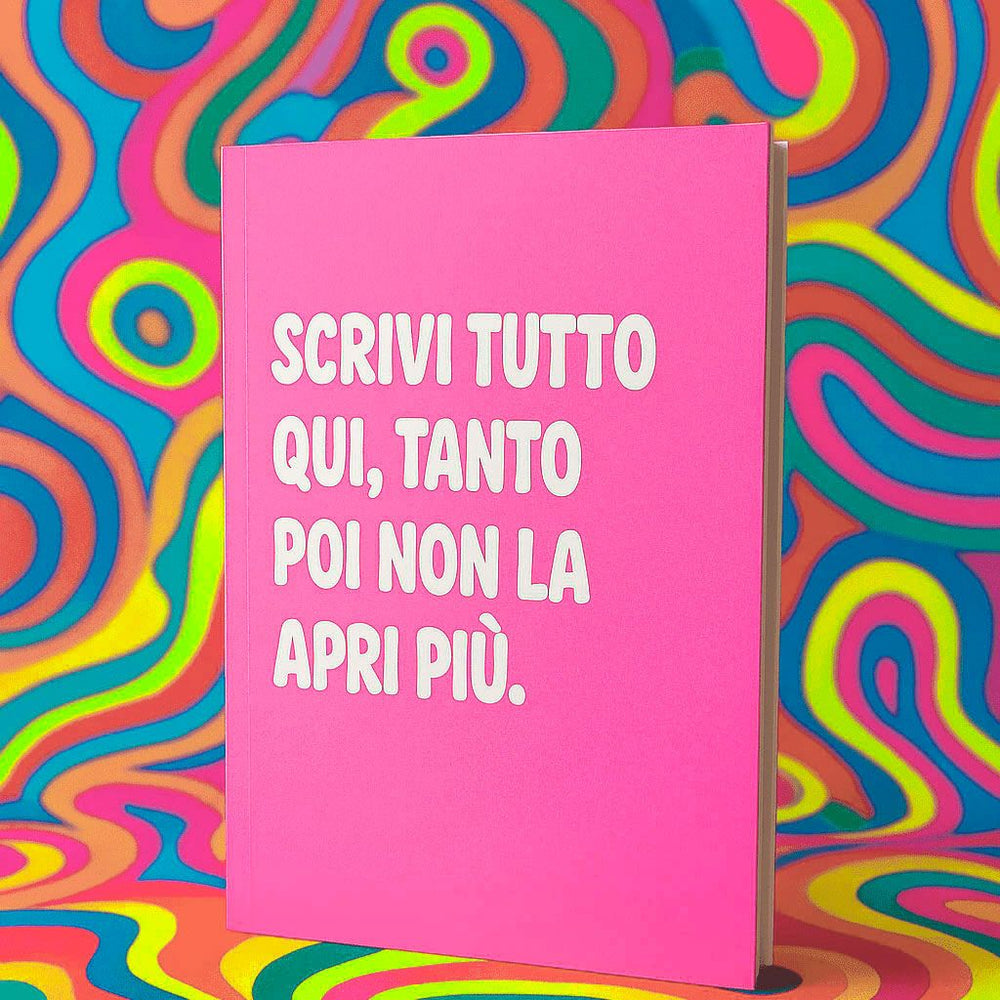 La copertina del quaderno A5 di Boneswimmer ideale come regalo o gadget per gli appassionati del brand; sulla copertina rosa una scritta "ispirazionale"
