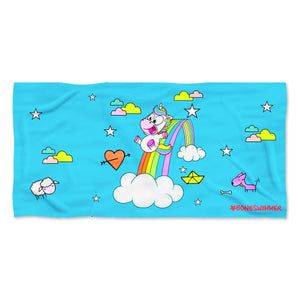 Telo mare piscina microfibra azzurro con unicorno su arcobaleno e nuvole.