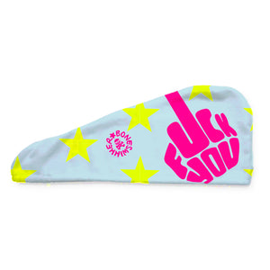 Turbante asciugacapelli Sahara in microfibra, modello 024S STARZ con stampa di scritta FUCK YOU che simula dito medio su uno sfondo azzurro con stelle fluo, vista laterale